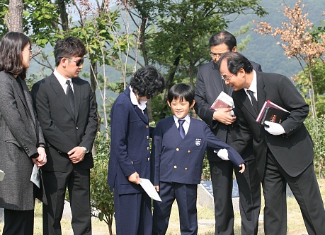 ▲ 故 최진실의 1주기 추모예배가 2일 오전 10시 30분 경기도 양평군 양수리 갑산공원 '최진실 묘원'에서 열렸다. 이날 고인이 다니던 강남중앙침례교회 피영민 목사의 집례로 진행된 추모예배에는 최진실의 어머니 정씨와 이모, 동생 최진영, 아들 환희와 준희를 비롯한 지인 20여명이 참석해 고인을 추모했다. 사진은 추모예배가 열리기 전 어리광을 부리고 있는 환희(가운데). ⓒ 뉴데일리