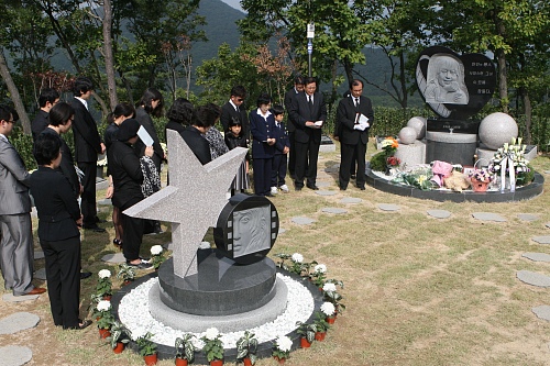 ▲ 故 최진실의 1주기 추모예배가 2일 오전 10시 30분 경기도 양평군 양수리 갑산공원 '최진실 묘원'에서 열렸다. 이날 고인이 다니던 강남중앙침례교회 피영민 목사의 집례로 진행된 추모예배에는 최진실의 어머니 정씨와 이모, 동생 최진영, 아들 환희와 준희를 비롯한 지인 20여명이 참석해 고인을 추모했다. ⓒ 뉴데일리