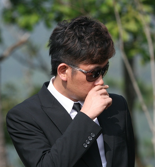 ▲ 故 최진실의 1주기 추모예배에 참석한 최진영이 예배 도중 울음을 참고 있다.&nbsp; ⓒ 뉴데일리