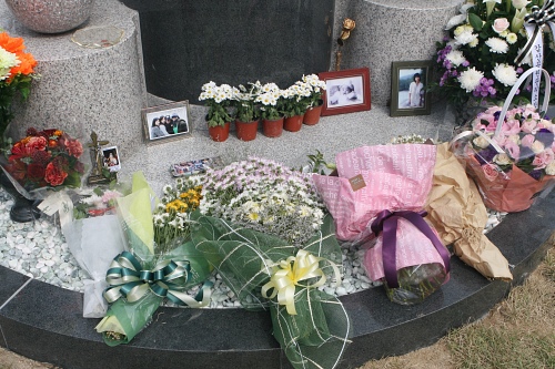 ▲ 고 최진실의 유골함이 묻힌 원형 묘분 위에 조문객들이 놓고 간 각종 조화와 기념 사진들이 놓여져 있다. ⓒ 뉴데일리