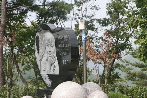 ▲ 고 최진실의 원형 묘분 뒤편에 새로 설치된 감시 카메라가 눈에 띈다. ⓒ 뉴데일리