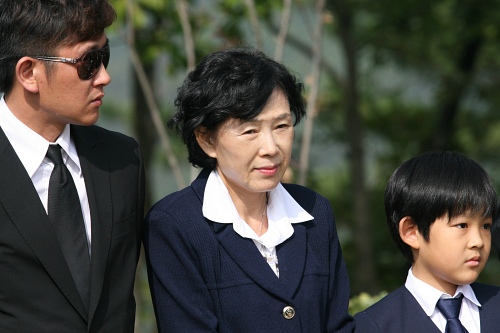 ▲ 故 최진실의 1주기 추모예배가 2일 오전 10시 30분 경기도 양평군 양수리 갑산공원 '최진실 묘원'에서 열렸다. 이날 고인이 다니던 강남중앙침례교회 피영민 목사의 집례로 진행된 추모예배에는 최진실의 어머니 정씨와 이모, 동생 최진영, 아들 환희와 준희를 비롯한 지인 20여명이 참석해 고인을 추모했다. 사진은 예배를 드리고 있는 고인의 동생 최진영과 어머니 정옥숙, 그리고 아들 최환희(왼쪽부터). ⓒ 뉴데일리