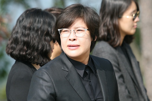 ▲ 2일 경기도 양평 갑산공원에서 열린 최진실의 1주기 추모예배에 참석한 이영자가 예배 전 주위를 둘러보고 있다. ⓒ 뉴데일리