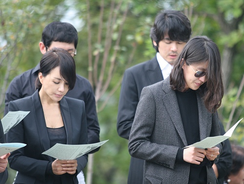 ▲ 2일 갑산공원에서 치러진 고 최진실 1주기 추모예배에 참석한 연예계 동료들. 뒷줄에 이진성&middot;조연우, 앞줄에 엄정화&middot;홍진경의 모습이 보인다. ⓒ 뉴데일리