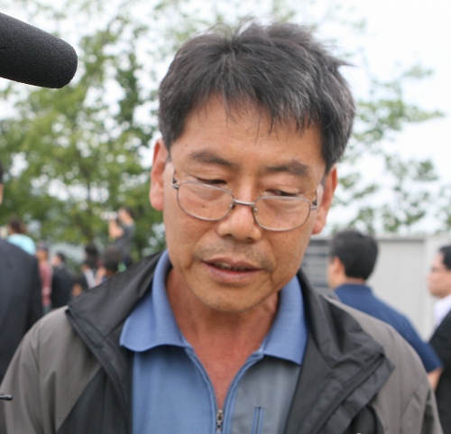 ▲ 2일 오전 10시 30분 경기도 양평군 양수리 갑산공원 '최진실 묘원'을 방문한 최진실의 친부 최국현씨가 유골함을 도난당했을 때 