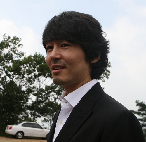 ▲ 고 최진실 1주기 추모식장을 방문한 탤런트 조연우가 취재진의 질문에 답하고 있다. ⓒ 뉴데일리