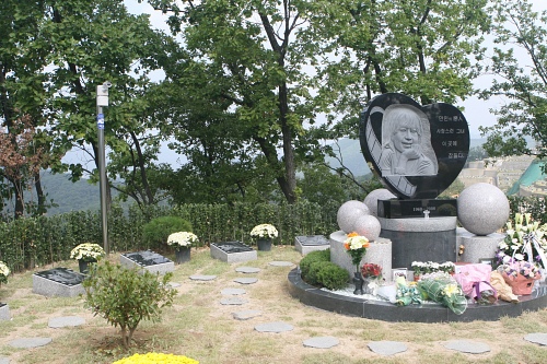 ▲ 고 최진실의 원형 묘분 뒤편으로 높게 세워진 CCTV의 모습이 보인다(왼쪽).&nbsp; ⓒ 뉴데일리