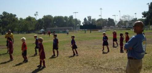 ▲ &nbsp;어린이 축구리그 경기에 코치도 심판도 부모들이 맡는다. 오른쪽 어른이 Joey 아버지 Joe, 부모들은 코치 심판 자격증을 개인비용으로 딴다.