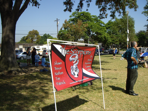 ▲ 마을 공원에서 열리는 어린이 축구리그 경기. 팀마다 깃발과 유니폼이&nbsp;따로 있다.&nbsp;