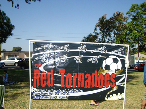 ▲ 어린이 축구팀 깃발에 아이들 이름, 코치와&nbsp;Team Mother,스폰서 이름이 써있다.&nbsp;