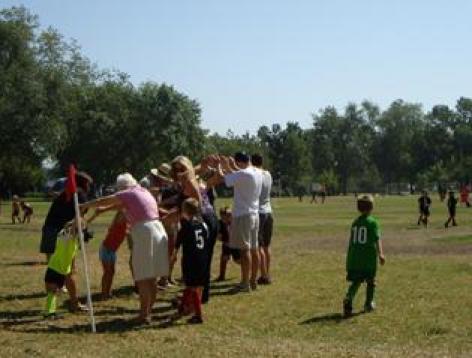 ▲ 부모들이 만든 터널을 통과하며 어린이들은 서로 손바닥을 딱딱 마주친다.