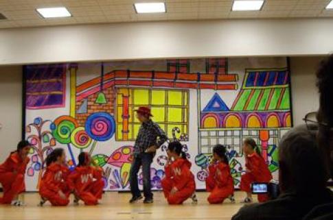 ▲ 초등4학년 Ryan의&nbsp;과외활동 연극. 무대장치는 대학생들이 자원봉사로&nbsp;도와준다.&nbsp;