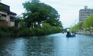 ▲ 야나가와강을 오가는 유람선 쪽배. ⓒ 뉴데일리