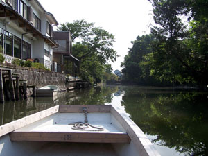 ▲ 수로 주변의 말끔히 정돈된 주택가. ⓒ 뉴데일리