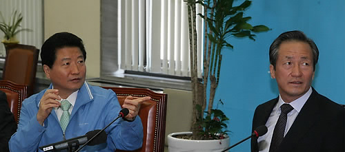 ▲ 한나라당 안상수 원내대표가 5일 오전 국회에서 열린 최고위원회의에 하늘색 점퍼차림으로 참석, 눈길을 끌고 있다. ⓒ연합뉴스