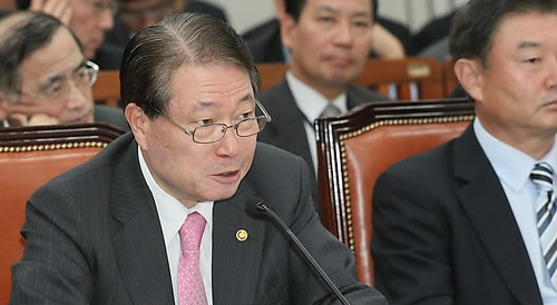 ▲ 유명환 외교통상장관이 5일 오전 국회 외교통상통일위원회의 외교통상부에 대한 국정감사에서 한나라당 윤상현 의원의 '그랜드바겐'에 대한 질의에 답하고 있다. ⓒ연합뉴스