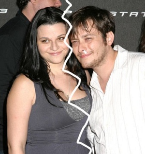 ▲ 미국 연예 매체 '페레즈 힐튼' 이 할리우드 스타 에드워드 펄롱(우측)이 가정폭력으로 정신병원에 강제 입원한 사실을 폭로해 충격을 주고 있다. 사진 왼쪽이 아내 레이첼 벨라. ⓒ 페레즈 힐튼 