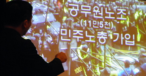 ▲ 공무원노조의 민노총 가입을 비판한 김성욱 기자 ⓒ 뉴데일리 