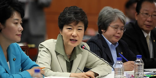 ▲ 5일 서울 계동 보건복지가족부에서 열린 국정감사에서 한나라당 박근혜 의원(가운데)이 의약품실거래가, 실종아동 문제 등에 대해 질의하고 있다. ⓒ연합뉴스