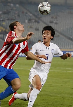 ▲ 6일 새벽(한국시각) 이집트 카이로 스타디움에서 열린 U-20 월드컵 16강전 한국과 파라과이 경기에서 김민우가 파라과이 수비수와 볼을 다투고 있다. ⓒ&nbsp;연합뉴스