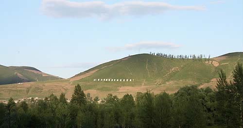 ▲ 중국 도문에서 두만강을 사이에 두고 바라본 함경북도 회령의 민둥산 ⓒ연합뉴스