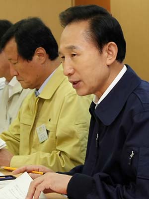 ▲ 이명박 대통령이 지난달 17일 오후 서울 종로구 청진동 소액서민금융재단에서 비상경제대책회의를 열어 서민의 자금난을 덜어주기 위한 소액 신용대출(마이크로 크레디트) 확대 방안 등을 논의하고 있다. ⓒ연합뉴스