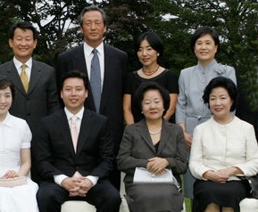 ▲ 지난 2006년 당시 정대선-노현정 양가 가족이 성북동 현대영빈관에서 상견례를 가진 모습. 오른쪽 아래 두번째가 정몽구 회장 부인 이정화 여사. ⓒ연합뉴스