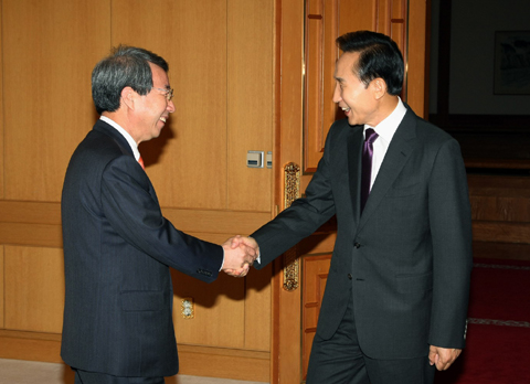 ▲ 이명박 대통령이 6일 오전 첫 주례보고를 위해 청와대를 찾은 정운찬 국무총리를 만나 악수하고 있다. ⓒ 뉴데일리  