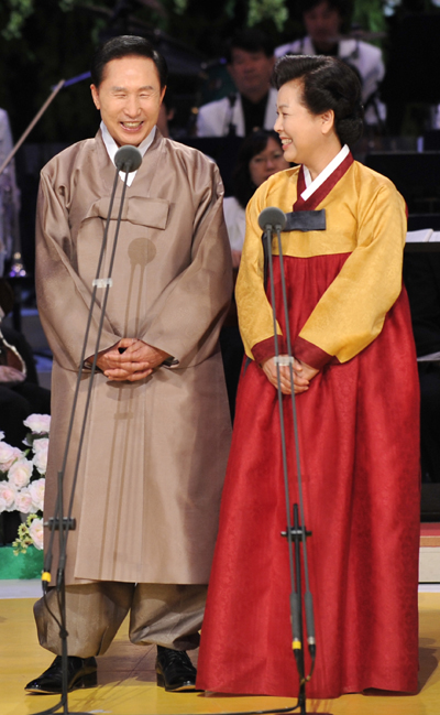 ▲ 추석인 지난 3일 KBS '사랑나눔 콘서트'에 참석한 이명박 대통령과 김윤옥 여사. ⓒ 뉴데일리 <=청와대 제공>