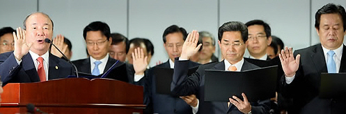 ▲ 정종환 국토해양부 장관(왼쪽)과 심명필 4대강 살리기추지논부장(오른쪽)을 비롯한 국토부 관계자와 산하기관장들이 6일 정부 과천 청사에서 열린 국회 국토해양위 국정감사에서 증인 선서를 하고 있다. ⓒ연합뉴스