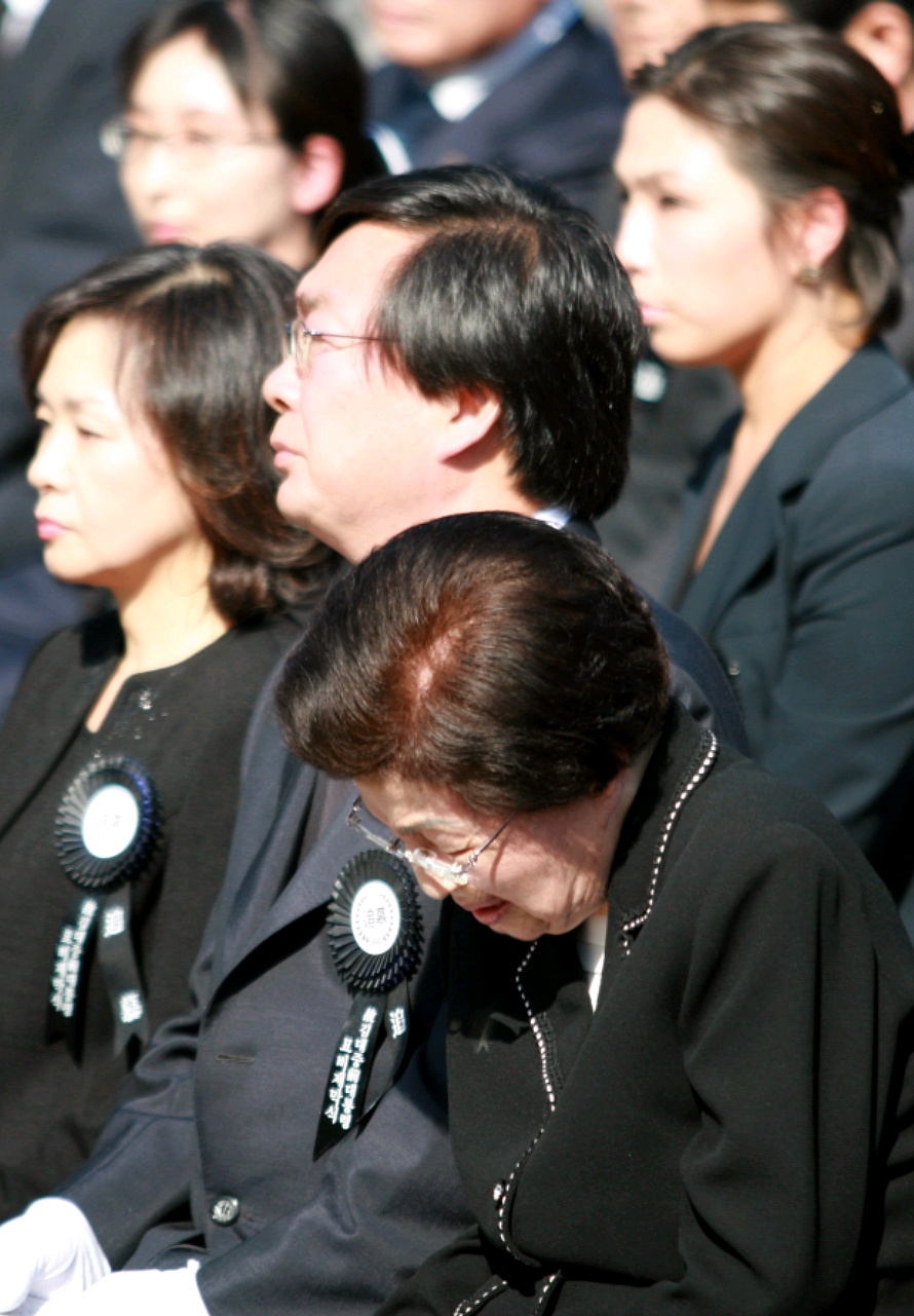 ▲ 계속 눈물을 흘리는 이희호 여사 ⓒ 뉴데일리