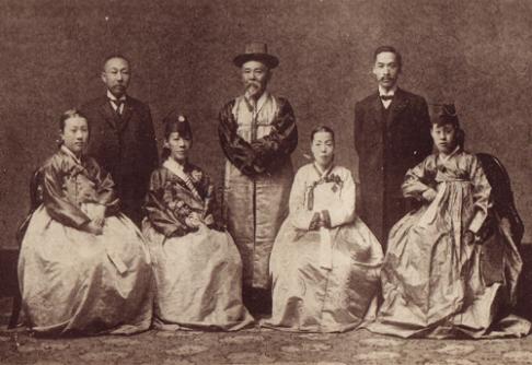 ▲ 통감 부임후 한복을 입고 사진 찍은 이토. 왼쪽부터 이토의 딸, 내무대신 이지용과 그의 처, 이토 히로부미와&nbsp;처, 조선총독부 중추원 참의를 지낸 박의병과 처.