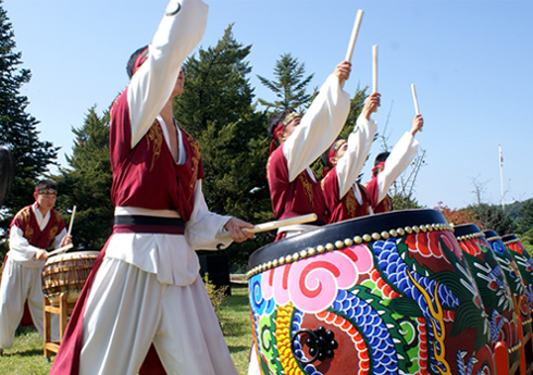 ▲ 육군 제 36사단은 전군에서 세번째, 사단급 부대로사는 최초로 군악대 국악팀 '모듬북' 공연팀을 창설했다. ⓒ 육군제36보명사단