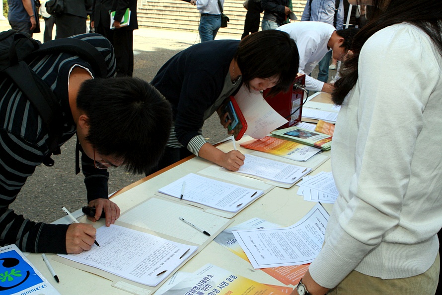 ▲ 연세대 캠퍼스 학생회관 앞에서 학생들이 '김정일 국제형사재판소 제소' 촉구 서명을 하고 있다. ⓒ 뉴데일리