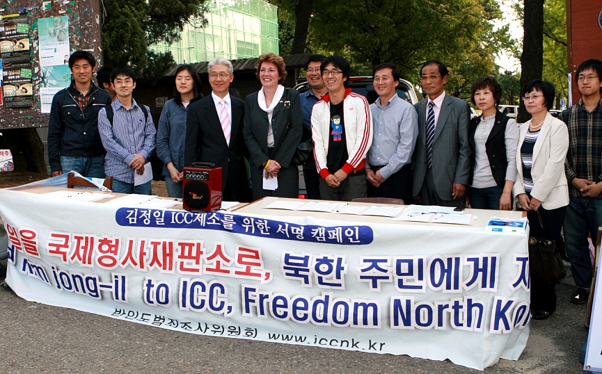 ▲ 이날 행사에 참석한 북한자유연대 수잔솔티 여사, 이희문 목사, 정용봉 위원장, 반인도범죄조사위원회 도희윤 대표, 대학생실천단, 귀환 납북자 협의회 고명섭 회장 ⓒ 뉴데일리