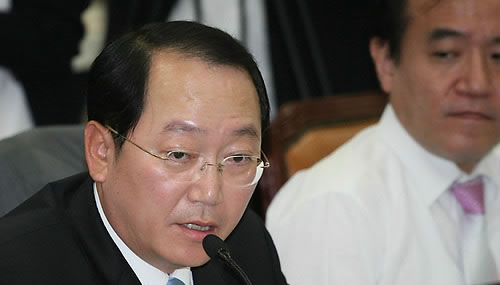 ▲ 한나라당 최구식의원이 7일 오전 국회에서 열린 문방위 방송통신위원회 국정감사에서 최시중 방송통신위원장을 상대로 질의하고 있다. 최 의원은 최근 차세대 미디어 관련 정책 자료집을 잇따라 발간, 눈길을 끌고 있다. ⓒ연합뉴스