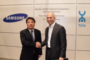 ▲ 삼성전자 네트웍사업부장 김운섭 부사장과 요타(YOTA) 데니스 스베르드로프 CEO가 모바일 와이맥스 네트워크를 러시아 전역으로 확대하기 위한 추가 공급계약을 마치고 악수를 나누고 있다.  ⓒ 뉴데일리