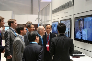 ▲ 삼성전자 직원들이 'ITU 텔레콤 월드 2009' 전시장에서 모바일 와이맥스 제품을 소개하는 모습.  ⓒ 뉴데일리