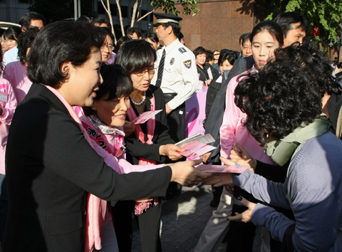 ▲ 이명박 대통령 부인 김윤옥 여사가 7일 유방암 의식향상을 위한 '핑크리본 캠페인'에 동참, 직접 시민들에게 '유방암 자기 진단법'을 나눠주고 있다. ⓒ 뉴데일리