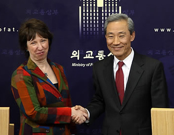 ▲ 자유기업원은 한국이 추진 중인 FTA를 더 효율적으로 활용하기 위한 '5대 전략'을 제안했다. 사진은 지난 1월 김종훈 외교통상부 통상교섭본부장(오른쪽)과 캐서린 애쉬튼 EU 집행위원회 통상담당 집행위원이 한.EU 통상장관회담 결과 브리핑에 앞서 악수하는 모습 ⓒ연합뉴스