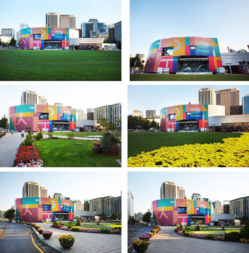 ▲ 서울시청사에 11만 5000천개 아트모빌로 만든 대형아트벽. '한글날'과 '서울디자인올림픽2009'기념해 설치한 아트벽은 12월 중순까지 전시된다 ⓒ서울시