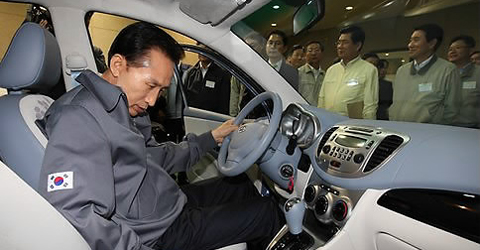 ▲ 이명박 대통령이 8일 오전 경기도 화성시 현대기아차 기술연구소에서 비상경제대책회의를 열어 전기자동차산업 활성화 방안을 논의한 뒤 전기자동차를 시승하고 있다. ⓒ 연합뉴스