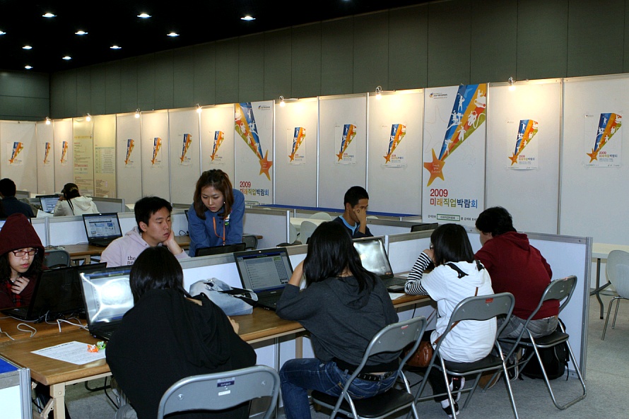 ▲ 청소년과 성인이 각각 서로 다른 온라인 직업심리검사를 받고 있다. ⓒ 뉴데일리