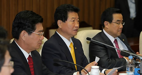 ▲ 한나라당 안상수 원내대표가 9일 오전 국회에서 열린 주요당직자회의에서 민주당의 정운찬 국무총리 해임권고결의안 검토 등 현안에 대해 발언하고 있다. ⓒ연합뉴스