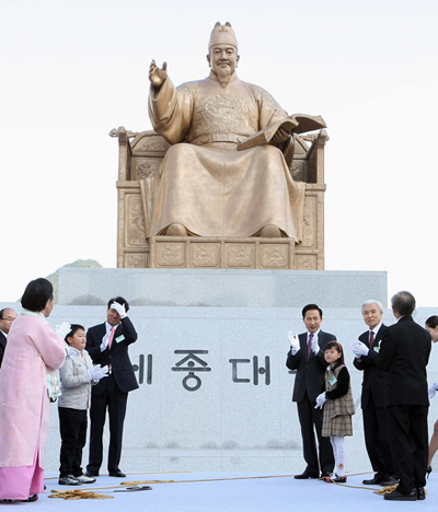 ▲ 이명박 대통령이 9일 서울 광화문광장에 세워진 세종대왕 동상 제막식에 참석해 축하하고 있다. ⓒ 뉴데일리 <=청와대 제공>