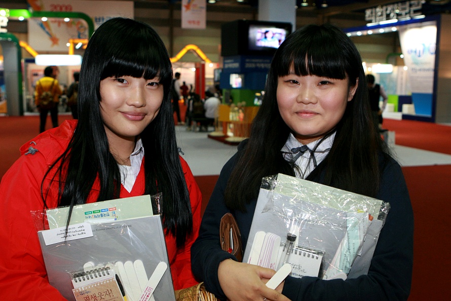 ▲ 인천 선화여자상업고등학교 1학년 박설화(18)양과 이슬기(18)양 ⓒ 뉴데일리