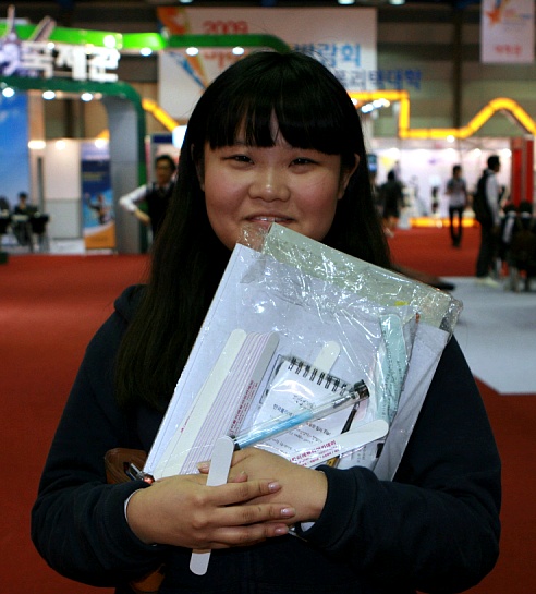 ▲ ‘네일아트’ 직업을 꿈꾸는 선화여상 1학년 이슬기(18)양 ⓒ 뉴데일리 