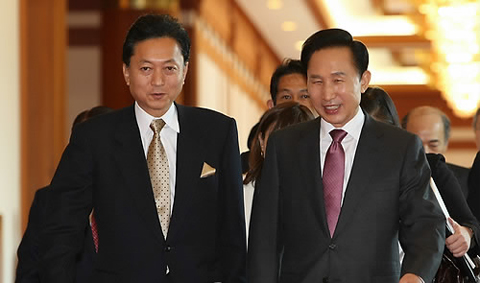 ▲ 이명박 대통령과 하토야마 유키오(鳩山由紀夫) 일본 총리가 9일 오전 청와대에서 확대 정상회담을 하기 위해 회의장으로 향하고 있다. ⓒ 연합뉴스 