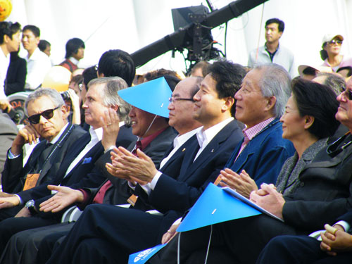 ▲ '서울디자인올림픽2009' 개막식 행사를 지켜보는 내빈들. 개막식에는 디자인컨티뉴엄사 지안프랑코 자카이 회장, 카를로스 힌릭스 ICSID 회장, 주한 각국 대사들과 디자인 및 학계 인사 등이 참석했다 ⓒ 뉴데일리