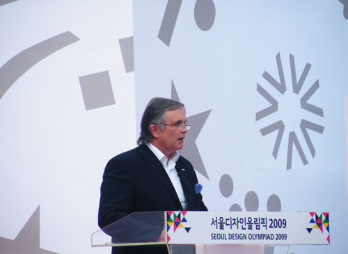 ▲ 축사를 하는 카를로스 힌릭스 ICSID 회장 ⓒ 뉴데일리